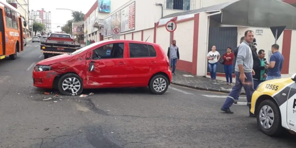 Acidentes aconteceram em curto intervalo de tempo na mesma quadra