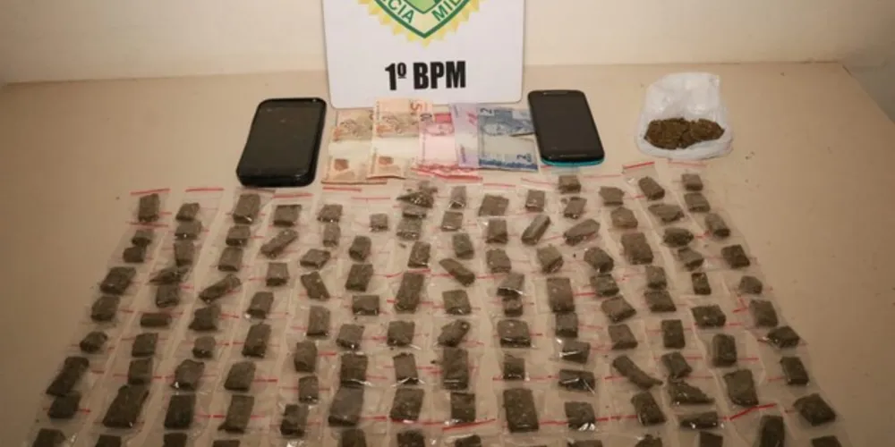 No total, droga apreendida pesou mais de 400 gramas, segundo a PM
