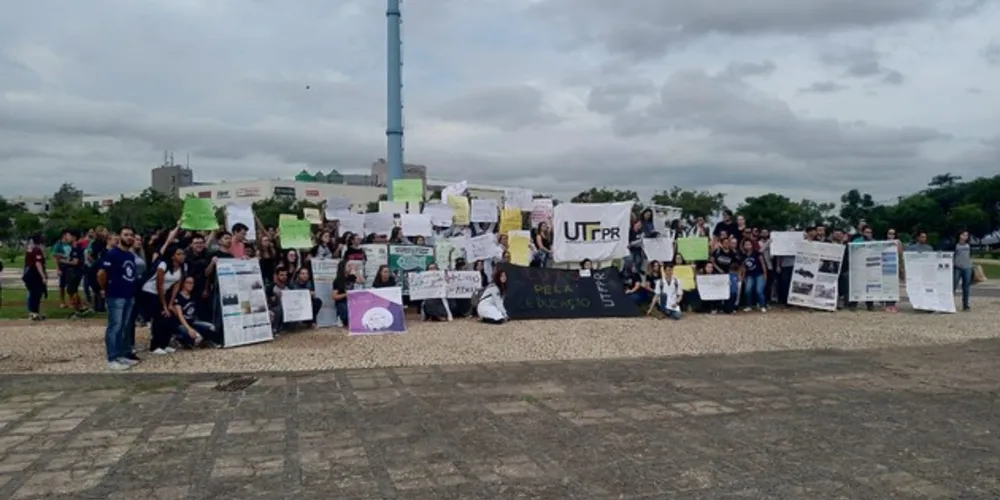 Os estudantes fizeram uma caminhada passando pelo Calçadão encerrando no Parque Ambiental