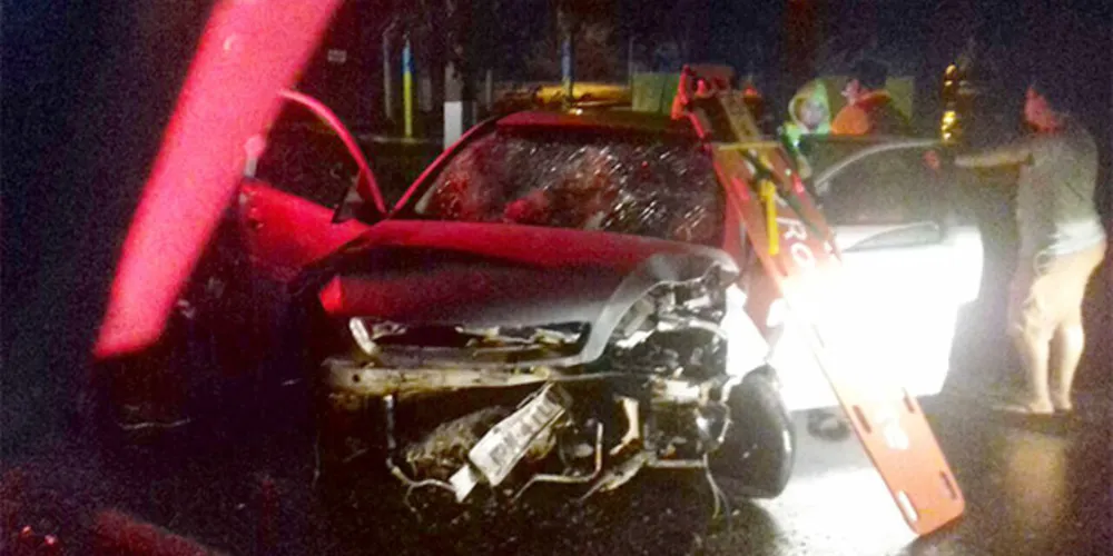 Carro invadiu pista contrária e bateu contra barranco na Av. Presidente Kennedy
