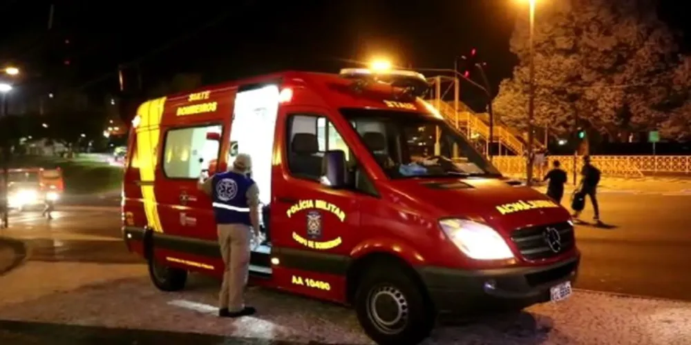 Vítima tentou pular para calçada, mas carro passou sobre o pé do rapaz