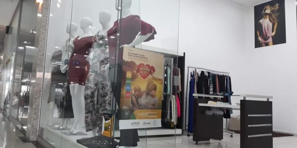 As mais de 100 lojas participantes contam com cartazes da promoção