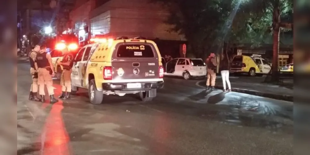 Suspeito foi atingido por policiais e morreu ainda no local