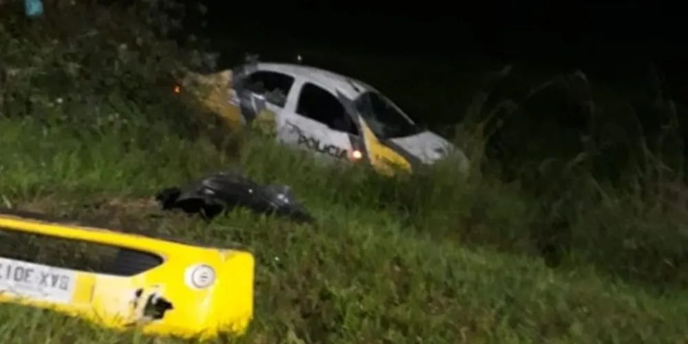 Imagem ilustrativa da imagem Policiais capotam
viatura durante perseguição no PR