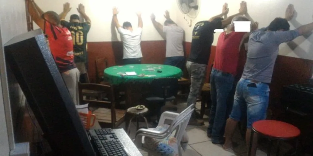 Várias pessoas foram flagradas fazendo apostas e acabaram detidas pela PM