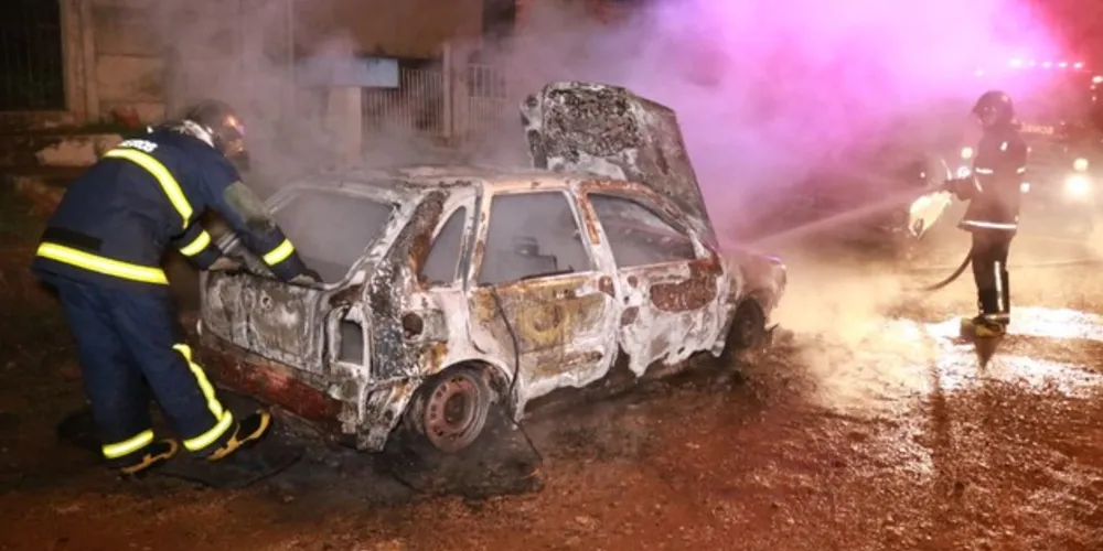Testemunhas viram pessoa perto do carro pouco antes do fogo começar