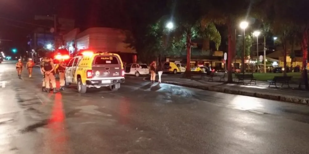 Confronto com os policiais aconteceu na madrugada deste domingo (12)