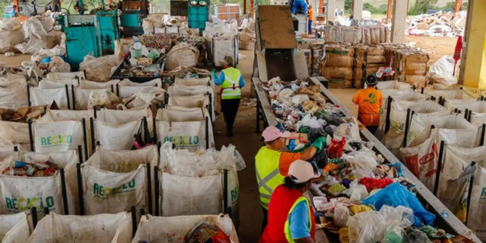 Imagem ilustrativa da imagem Equipe de Prudentópolis visita o projeto Recicla Tibagi