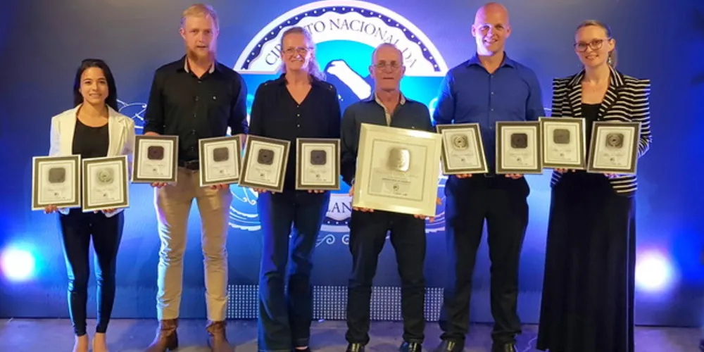 Korstiaan Bronkhorst (quarto da esquerda para a direita) também disputou na raça vermelho e branco e obteve êxito 