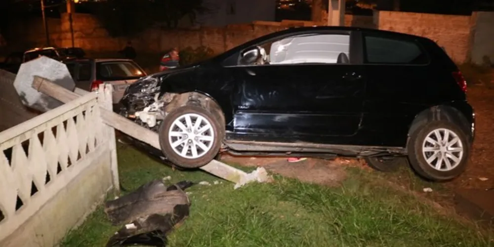 Com o impacto, carro invadiu calçada e quase derrubou muro de residência no Jardim Carvalho