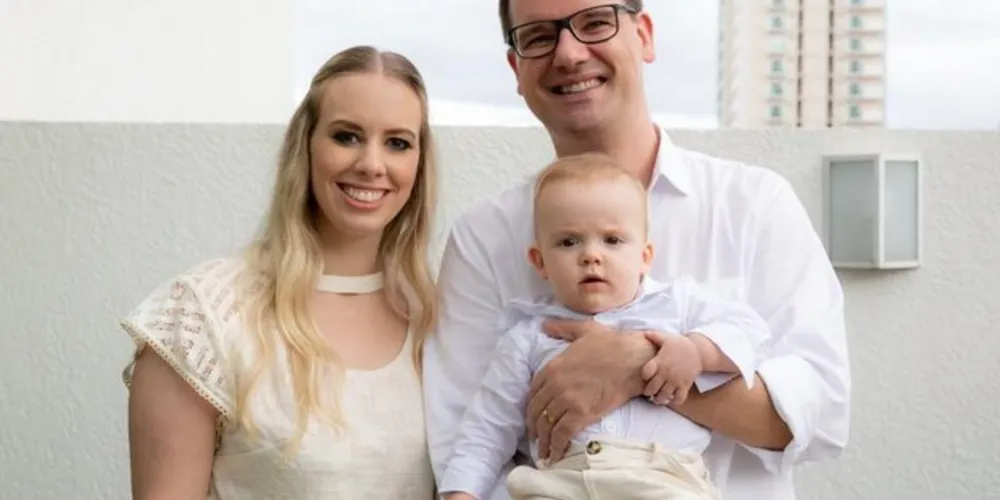 BRINDE A VIDA – O respeitado médico neurologista Jeziel Gilson Nikosky reservou a última segunda feira (13) para brindar a passagem de seu aniversário. No registro especial, Jeziel com sua esposa a empresária Angélica Perin Nikosky e seu filho Miguel Nikosky. Da coluna RC os votos de felicidades infinitas.
