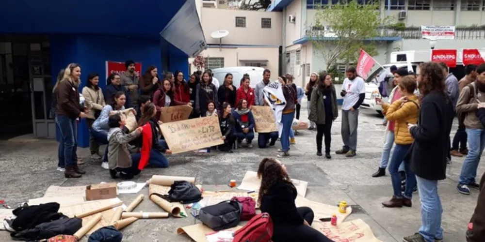 Imagem ilustrativa da imagem Professores da UEPG protestam contra cortes na educação