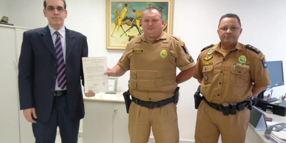 Durante a condecoração o Promotor elogiou a atitude do policial em manter a ordem pública em quaisquer circunstâncias 