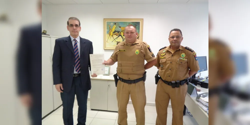 Durante a condecoração o Promotor elogiou a atitude do policial em manter a ordem pública em quaisquer circunstâncias 