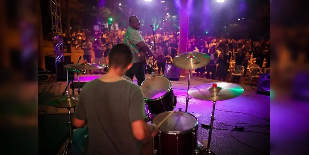 Comemoração aconteceu na Praça da Família e reuniu mais de 500 pessoas

