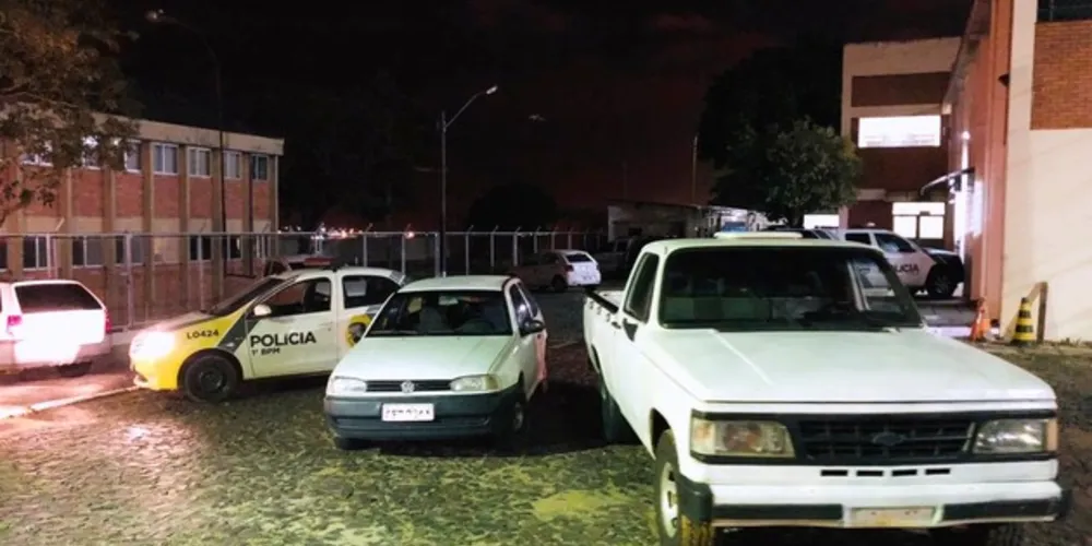 Três pessoas flagradas com veículos furtados foram presas pela PM