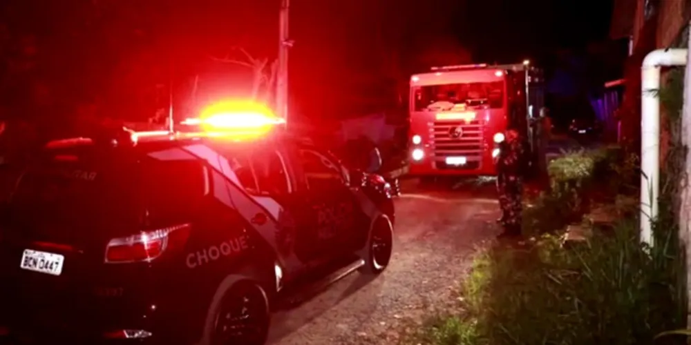 Além dos bombeiros, equipe Choque também esteve no local para conter os ânimos