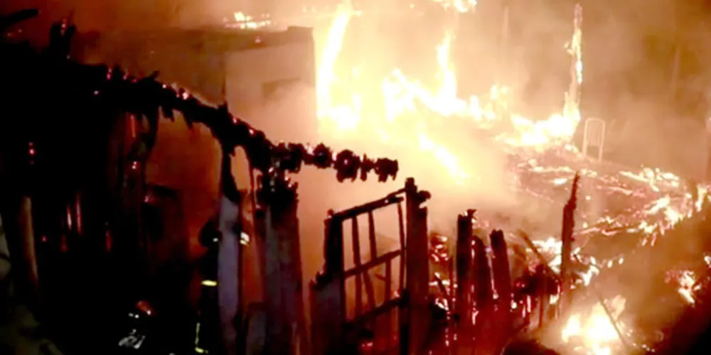 Fogo se espalhou rapidamente pelo imóvel e destruiu toda a casa