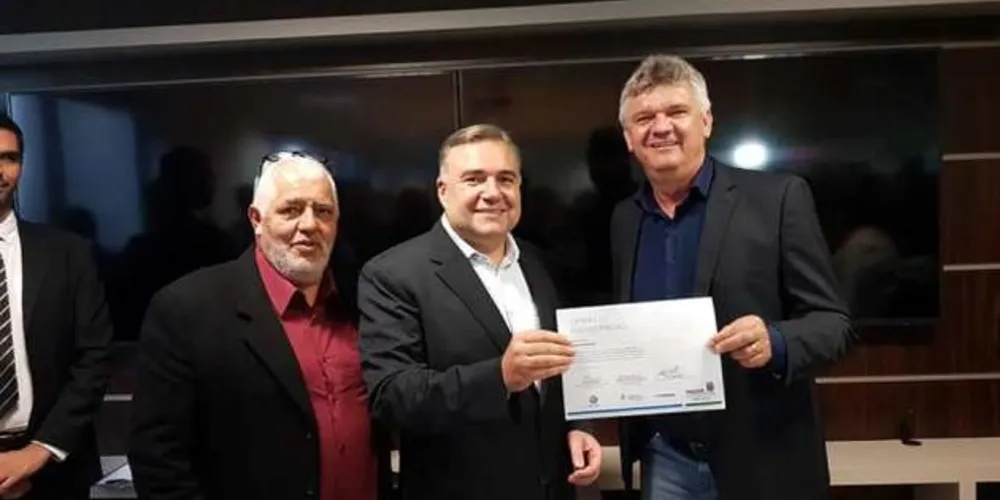 O convênio assinado nesta quarta-feira (15) em Curitiba contempla os projetos Carretas do Conhecimento e Paraná Cidadão

