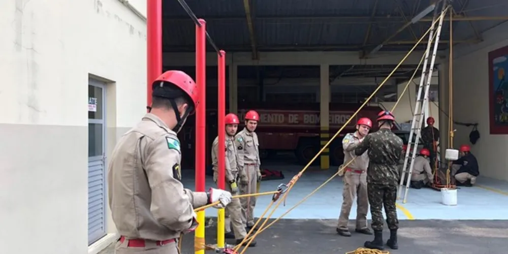 O treinamento realizou técnicas de salvamento e busca terrestre