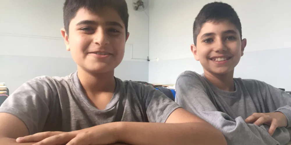 Eili Al Housh, 12 anos, e Daniel Al Saad, 11 anos, deixaram a cidade de Damasco, na Síria, fugindo da guerra civil, e vieram ao Brasil em busca de um recomeço