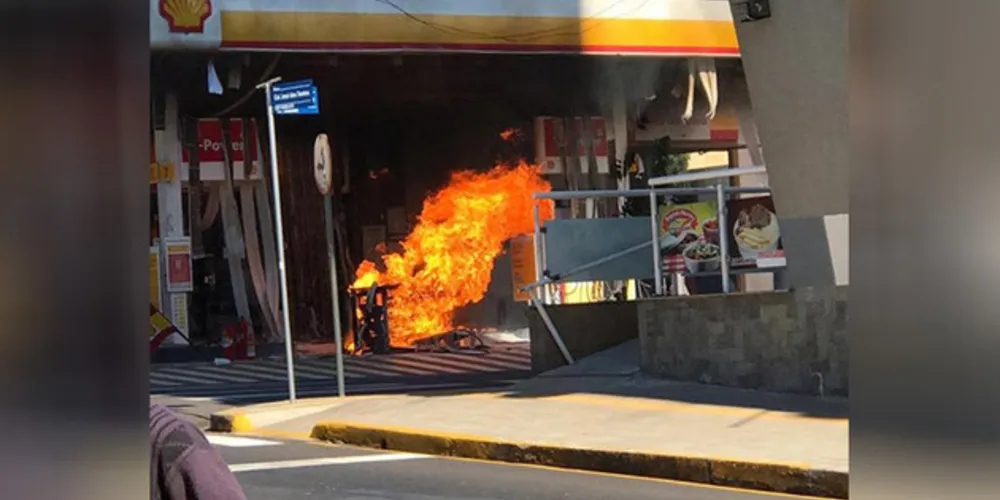 Explosão assustou moradores de prédio em frente ao posto, que chegaram a evacuar o edifício