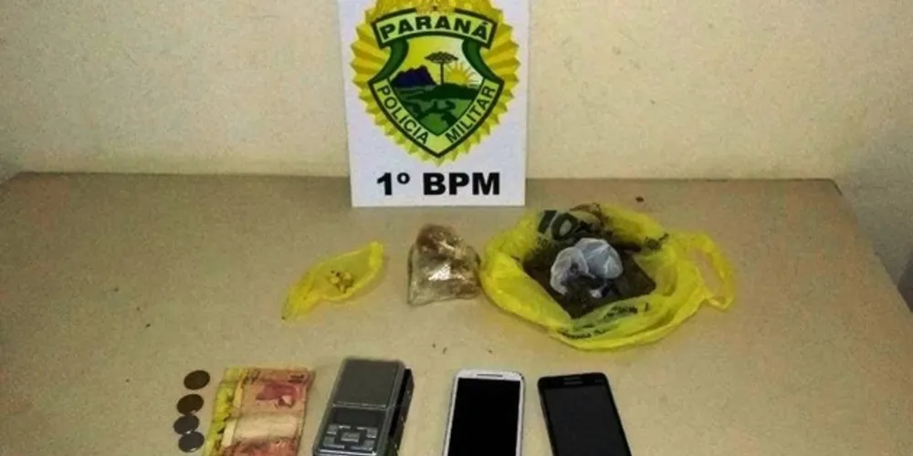 Crack, maconha, balança de precisão, aparelhos celulares e certa quantia de dinheiro foram localizadas com o adolescente