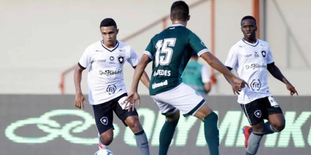 Goiás vence Botafogo por 1 a 0 no Serra Dourada.