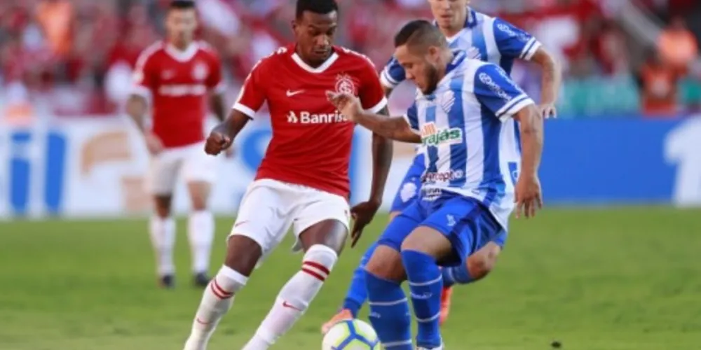 Inter vence CSA e encosta no G4 do Brasileirão