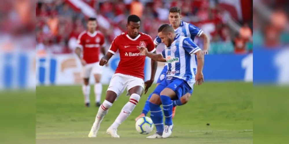 Inter vence CSA e encosta no G4 do Brasileirão