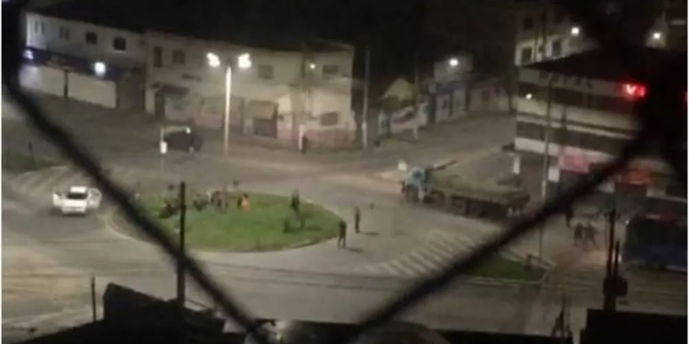 A Polícia Militar reforçou o policiamento na região para localizar os suspeitos, mas ninguém foi preso até esta publicação