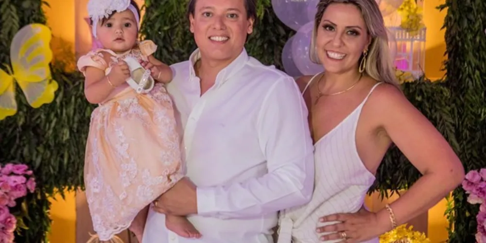 BDAY - Uma das profissionais mais competentes do mercado de eventos, assinando parcerias de sucesso sempre, Thais Cury, festejou a troca de idade nessa última segunda-feira (20). Dona de uma beleza invejável, a mãe da pequena e fofa Maria Eduarda recebeu os votos de sonhos realizados e muita saúde ao lado do esposo, Duda Parucker na intimidade familiar. Da coluna RC os desejos de muitas conquistas nesse novo ciclo que se inicia.