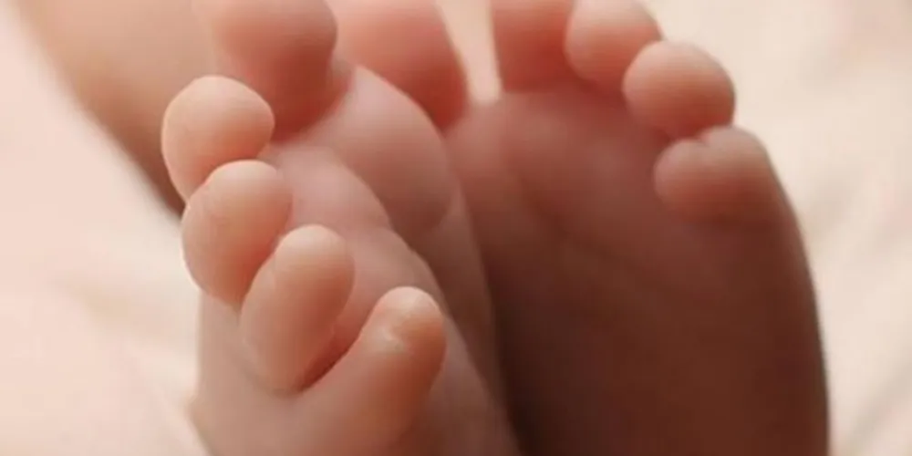 Existem indícios de que o bebê de um ano e sete meses, que foi encontrado morto dentro da casa da avó em Porecatu, não se alimentava há muito tempo. 