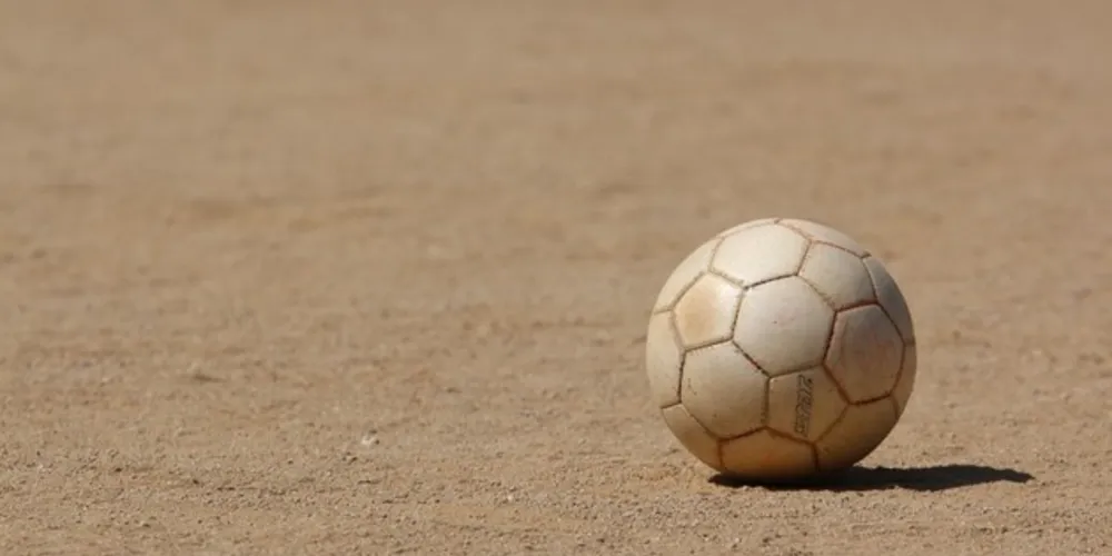 Imagem ilustrativa da imagem Menino tenta resgatar bola em rodovia e morre atropelado