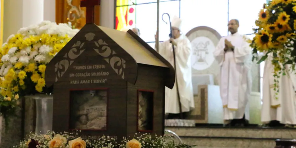 O bispo concelebrou a missa desta terça-feira e reverenciou as relíquias colocadas diante do altar