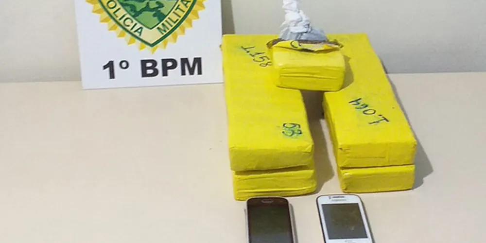 Droga foi encontrada em mochila abandonada pelo grupo durante perseguição