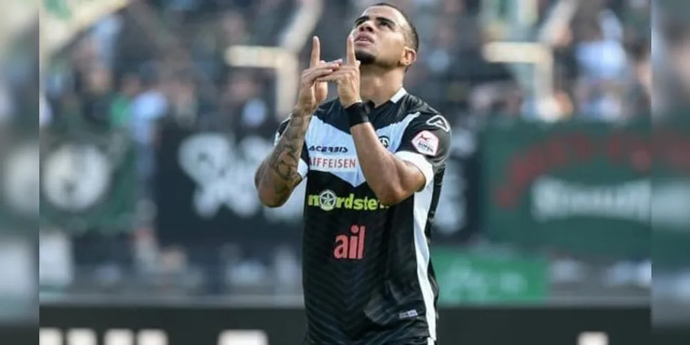 Carlinhos saiu do São Paulo e foi acolhido no Paraná; hoje, é destaque na Suíça