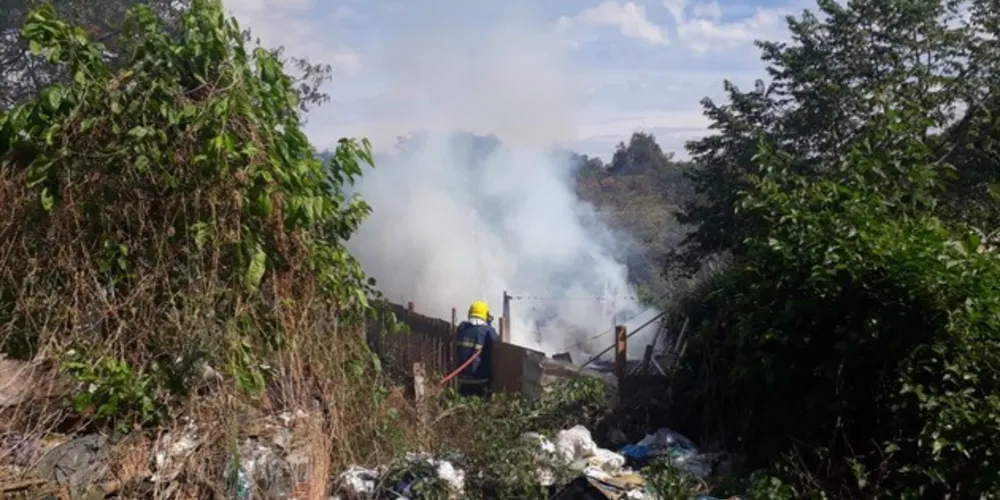 Imagem ilustrativa da imagem Incêndio mobiliza corpo de Bombeiros na Vila Sabina