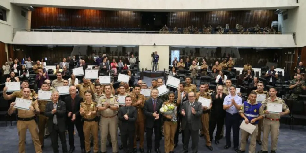 O grupo de 29 profissionais recebeu diploma de Menção Honrosa, nesta quarta-feira (22), na Assembleia