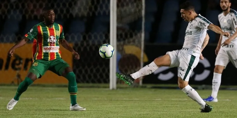 Moisés marca no fim e Palmeiras abre vantagem para jogo de volta com Sampaio Corrêa