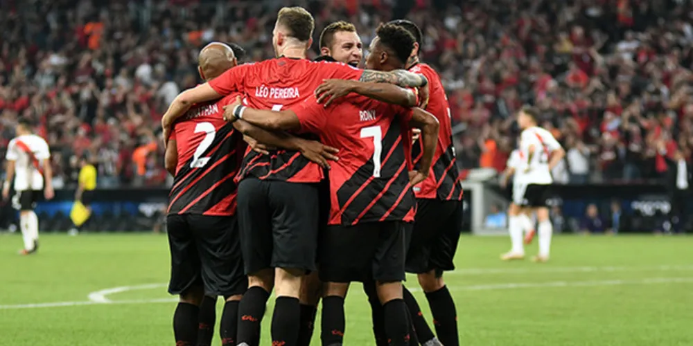 Vitória garante vantagem no jogo de volta na briga pelo título da Recopa