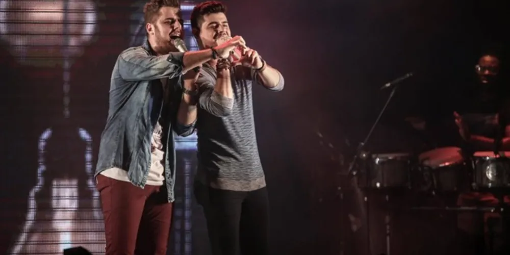 A dupla deve subir ao palco às 21 horas. 
