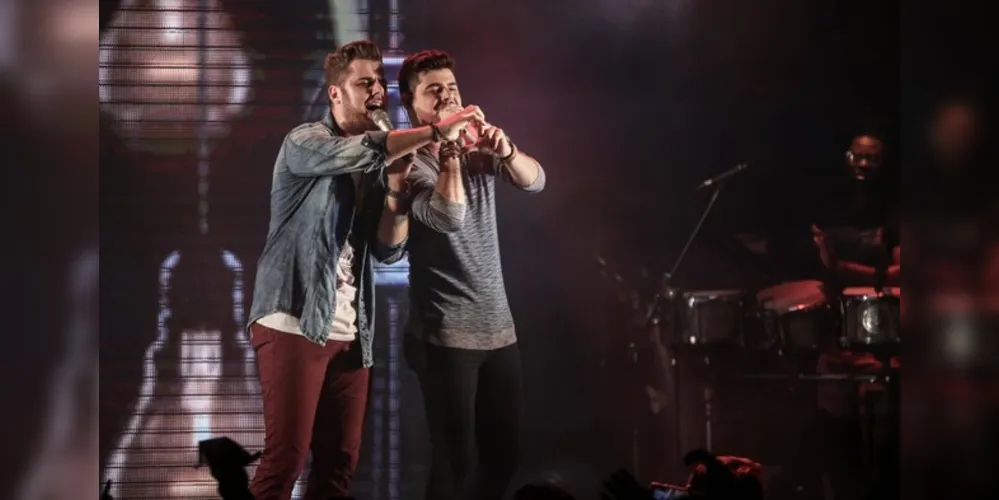 A dupla deve subir ao palco às 21 horas. 