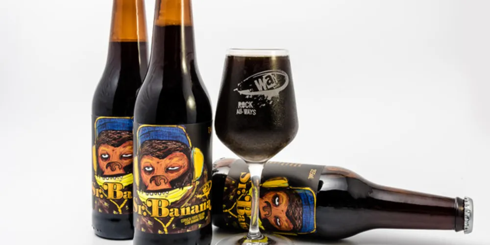 O rótulo Sr. Banana, disponível em garrafas de 355ml e em chope, homenageia uma das principais bandas da década de 1990 