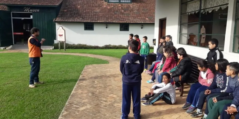 Imagem ilustrativa da imagem Alunos de Castro esclarecem dúvidas no Parque Histórico