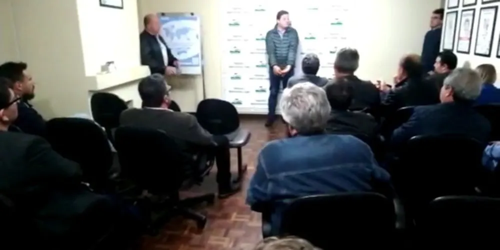 Imagem ilustrativa da imagem Prefeitos debatem infraestrutura em reunião da AMCG