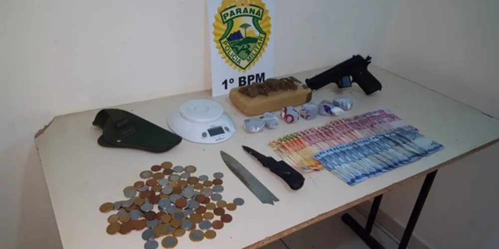 Além da droga, foram apreendidos quase R$ 300, além de pistola de brinquedo e outros produtos