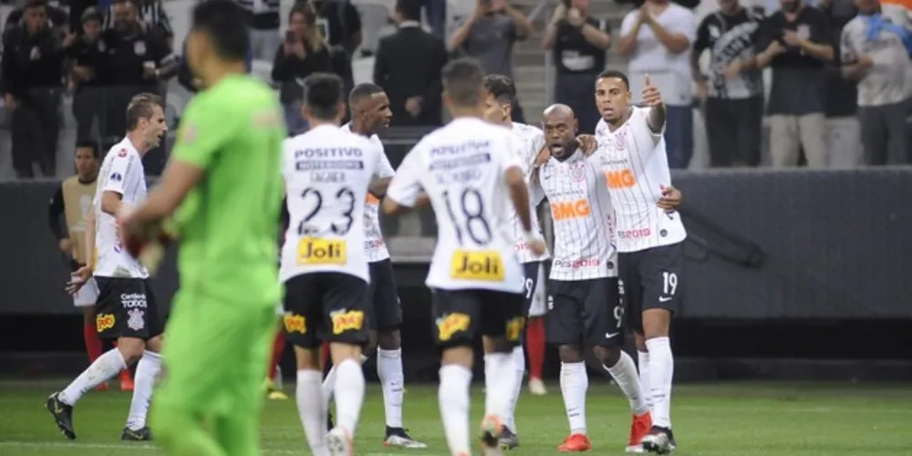 Vitória garante vantagem do empate para jogo de volta na Venezuela