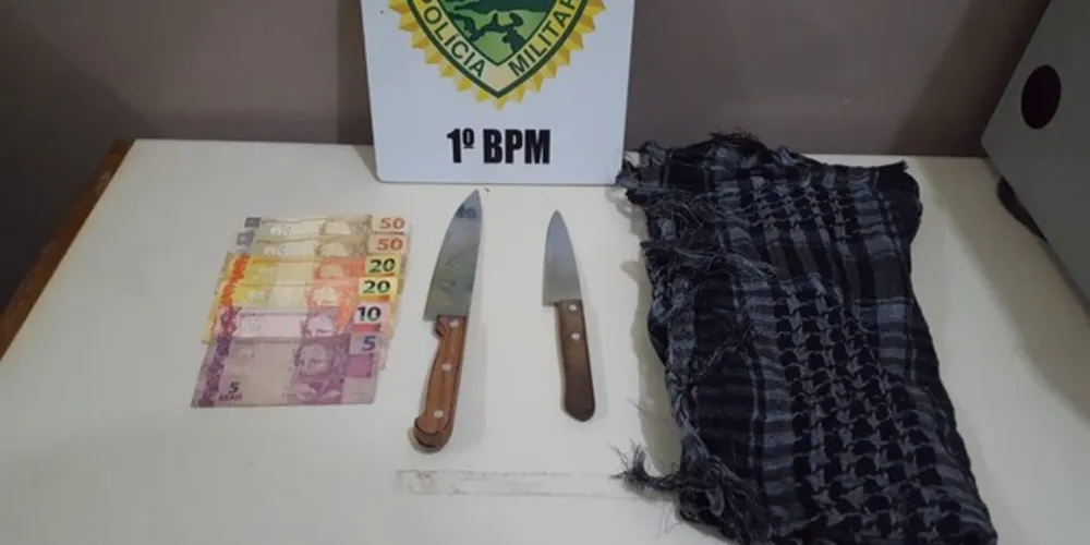 Facas usadas no assalto foram apreendidas pela PM e dinheiro foi recuperado