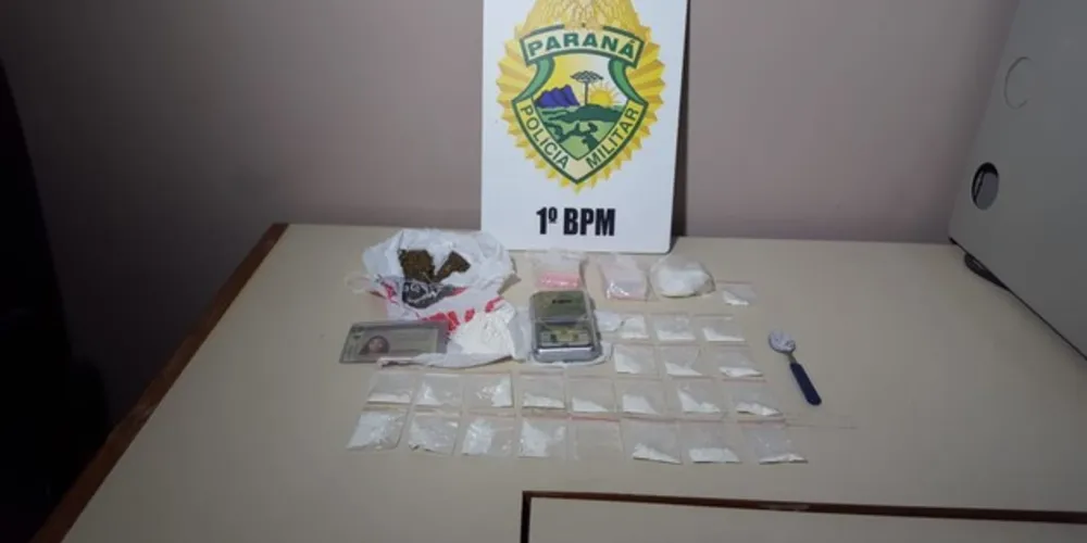 Foram apreendidos 52 gramas de cocaína e dinheiro que seria fruto da venda de drogas